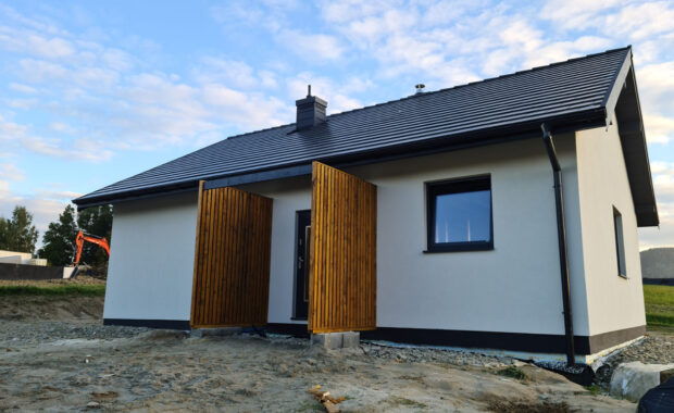 Dom 70 m² — jasna elewacja z drewnianymi detalami i dwuspadowy dach