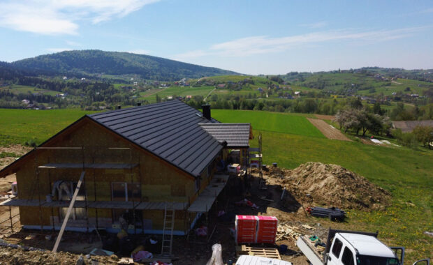 Hawana 1 podczas budowy na tle zielonych wzgórz